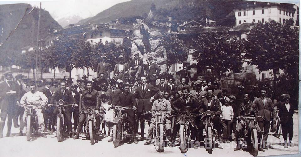 La Scalata di Mauro Tamagni: la corsa in moto tra i Quattro Valichi Alpini, sullo sfondo del Ventennio